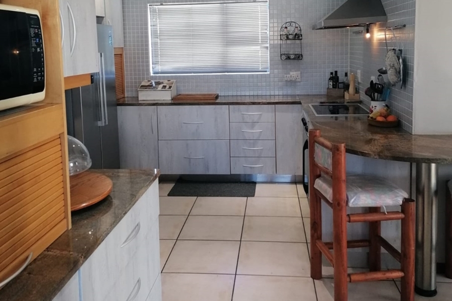 To Let 5 Bedroom Property for Rent in Paradise Beach Western Cape